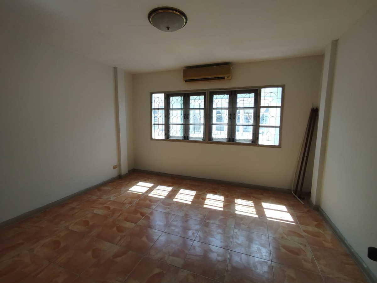 For SaleTownhomePathum Thani,Rangsit, Thammasat : Townhouse for sale Nanthana Garden Village, Rangsit, Mueang Pathum Thani District, 18 sq m.