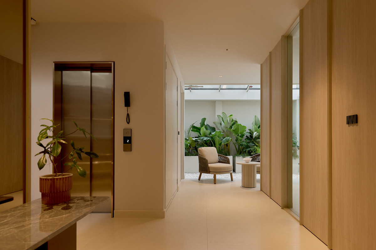 For SaleTownhomeSukhumvit, Asoke, Thonglor : 📢👇 5-storey townhome with a private lift, with the option to customize the space into either a swimming pool or a garden. You can design the interior layout and number of rooms according to your needs. Ideal for both home office use and residence