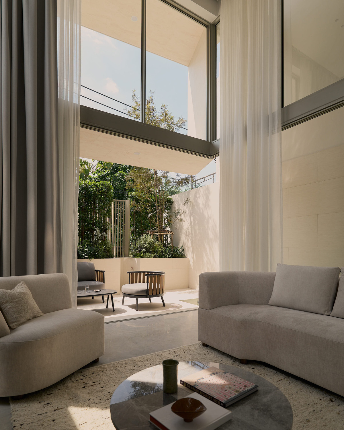 For SaleTownhomeSukhumvit, Asoke, Thonglor : 📢👇 5-storey townhome with a private lift, with the option to customize the space into either a swimming pool or a garden. You can design the interior layout and number of rooms according to your needs. Ideal for both home office use and residence