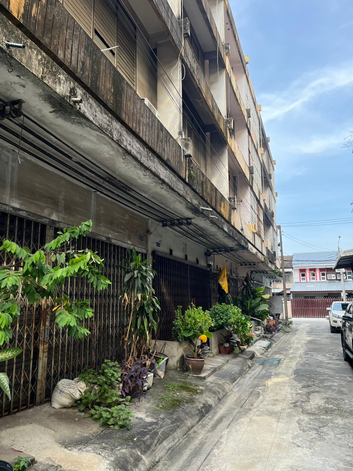 For SaleTownhomeSapankwai,Jatujak : Urgent sale! Townhouse 4.5 floors, 2 units next to each other, Pradipat Soi 1, near Chatuchak-Saphan Khwai. Renovate to make a profit, can resell.