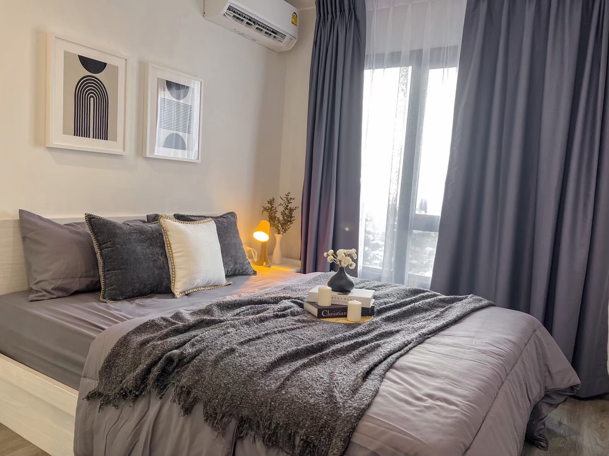 For RentCondoPattanakan, Srinakarin : Condo for rent, Rich Park Triple Station, tall building view, near Hua Mak BTS.