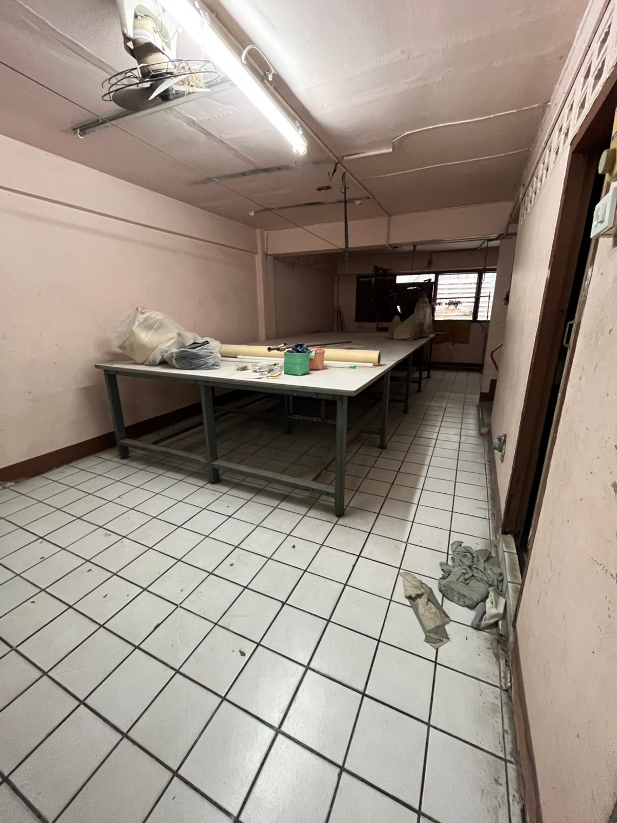 For SaleTownhomeSapankwai,Jatujak : Urgent sale! Townhouse 4.5 floors, 2 units next to each other, Pradipat Soi 1, near Chatuchak-Saphan Khwai. Renovate to make a profit, can resell.