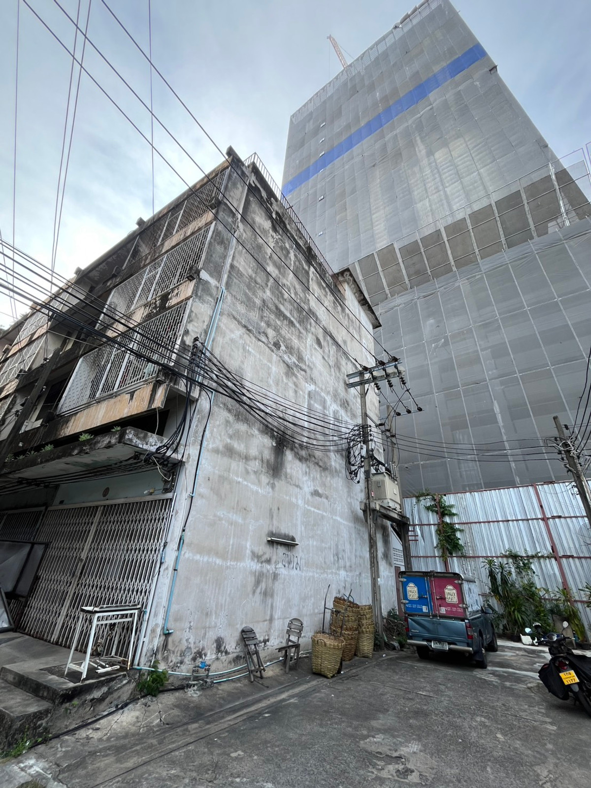 For SaleTownhomeSapankwai,Jatujak : Urgent sale! Townhouse 4.5 floors, 2 units next to each other, Pradipat Soi 1, near Chatuchak-Saphan Khwai. Renovate to make a profit, can resell.