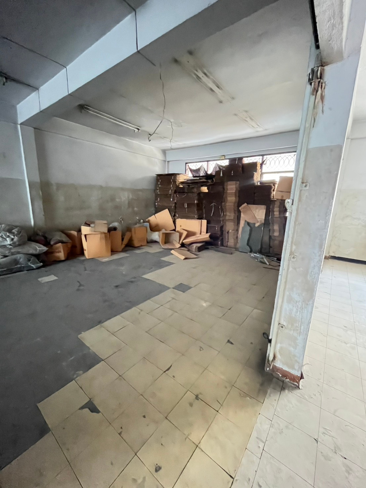 For SaleTownhomeSapankwai,Jatujak : Urgent sale! Townhouse 4.5 floors, 2 units next to each other, Pradipat Soi 1, near Chatuchak-Saphan Khwai. Renovate to make a profit, can resell.