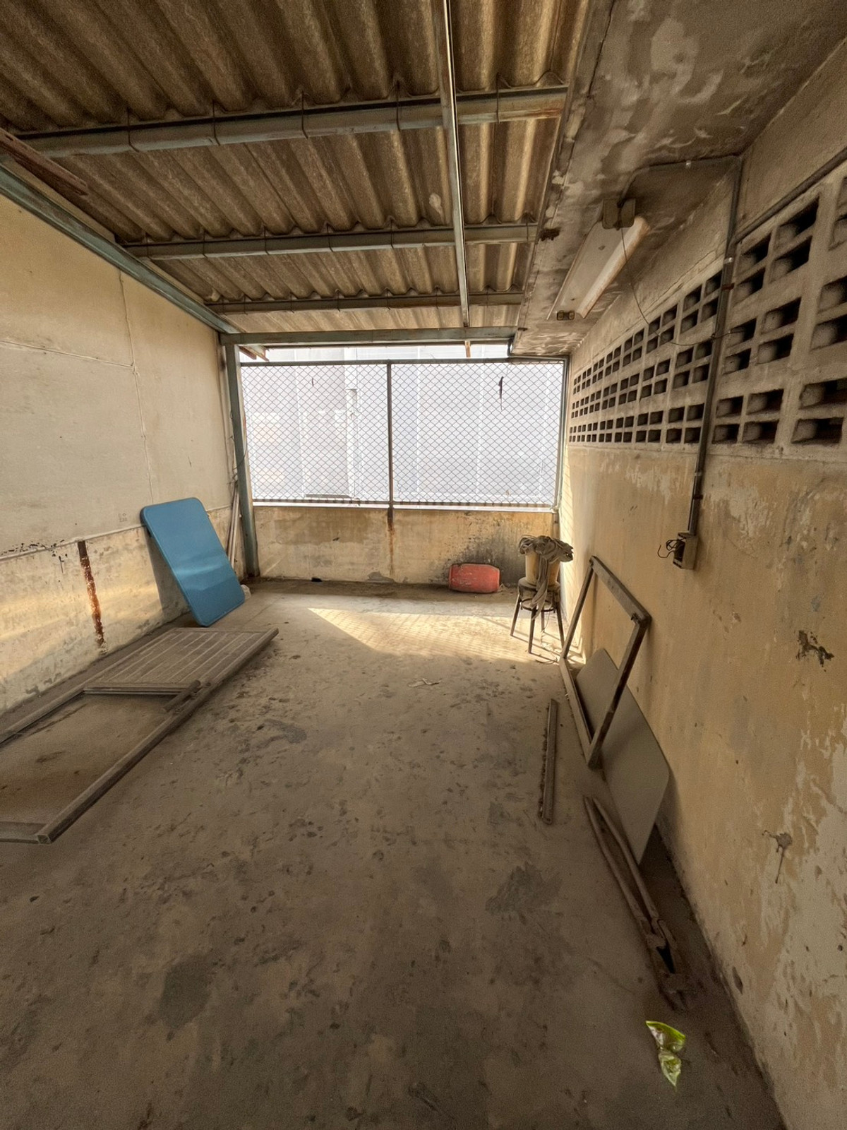 For SaleTownhomeSapankwai,Jatujak : Urgent sale! Townhouse 4.5 floors, 2 units next to each other, Pradipat Soi 1, near Chatuchak-Saphan Khwai. Renovate to make a profit, can resell.