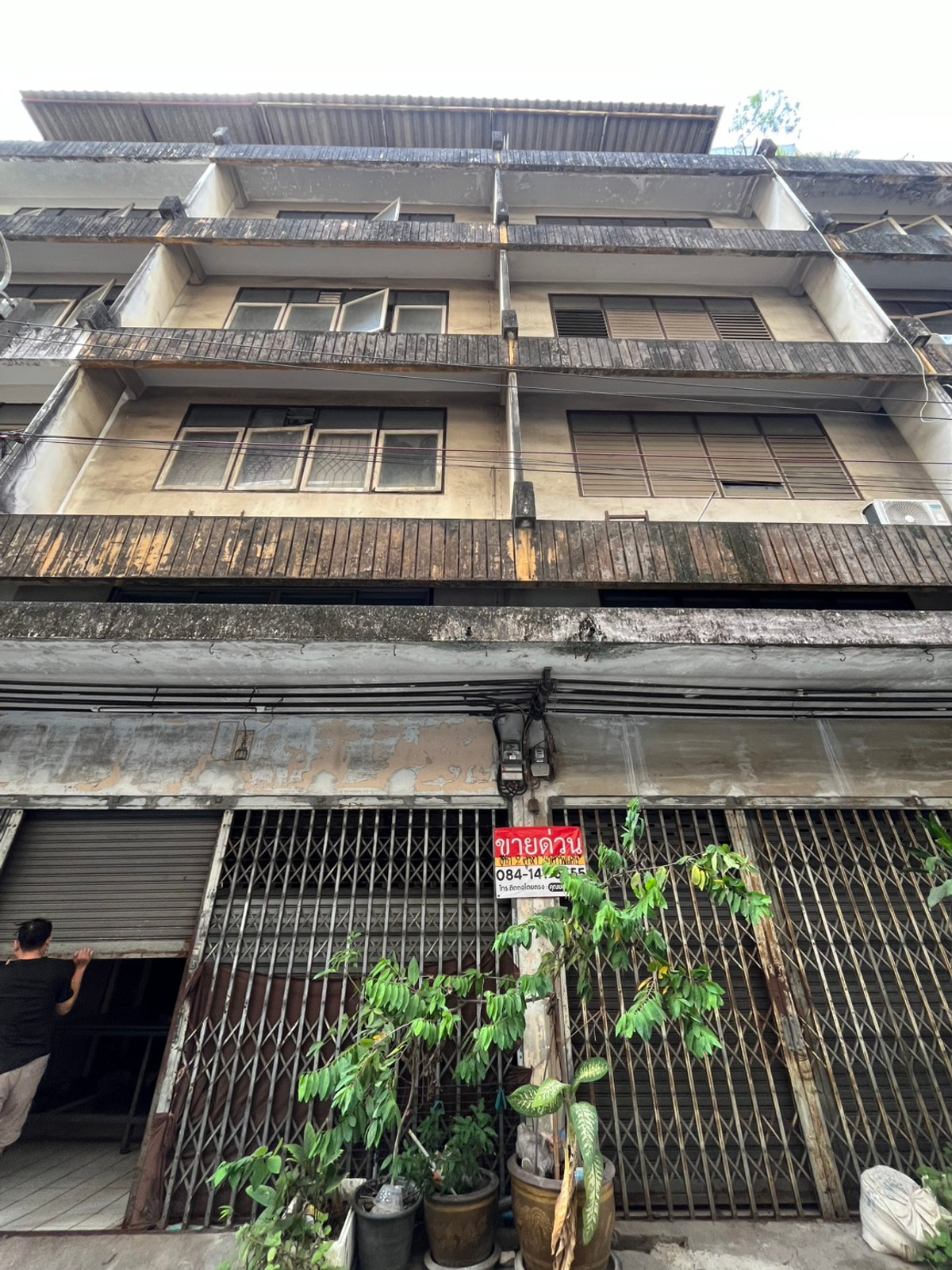 For SaleTownhomeSapankwai,Jatujak : Urgent sale! Townhouse 4.5 floors, 2 units next to each other, Pradipat Soi 1, near Chatuchak-Saphan Khwai. Renovate to make a profit, can resell.