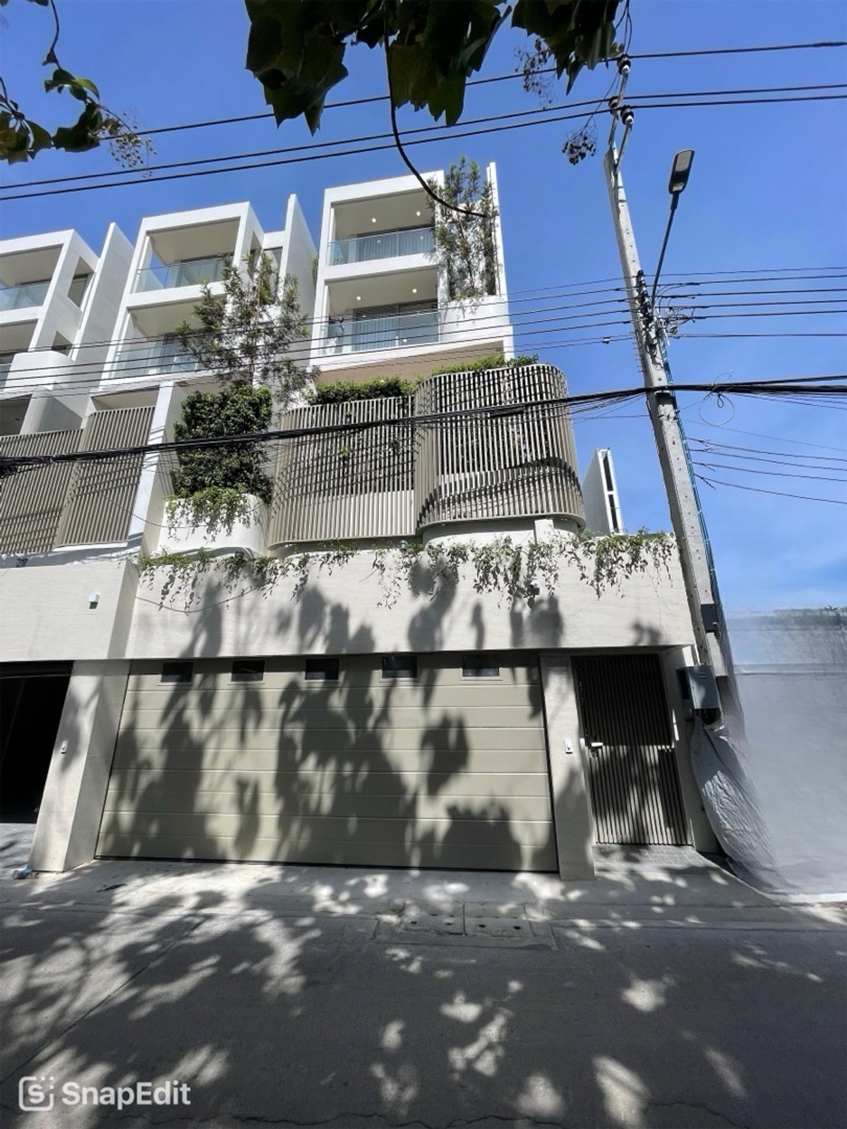 For SaleTownhomeSukhumvit, Asoke, Thonglor : 📢👇 5-storey townhome with a private lift, with the option to customize the space into either a swimming pool or a garden. You can design the interior layout and number of rooms according to your needs. Ideal for both home office use and residence