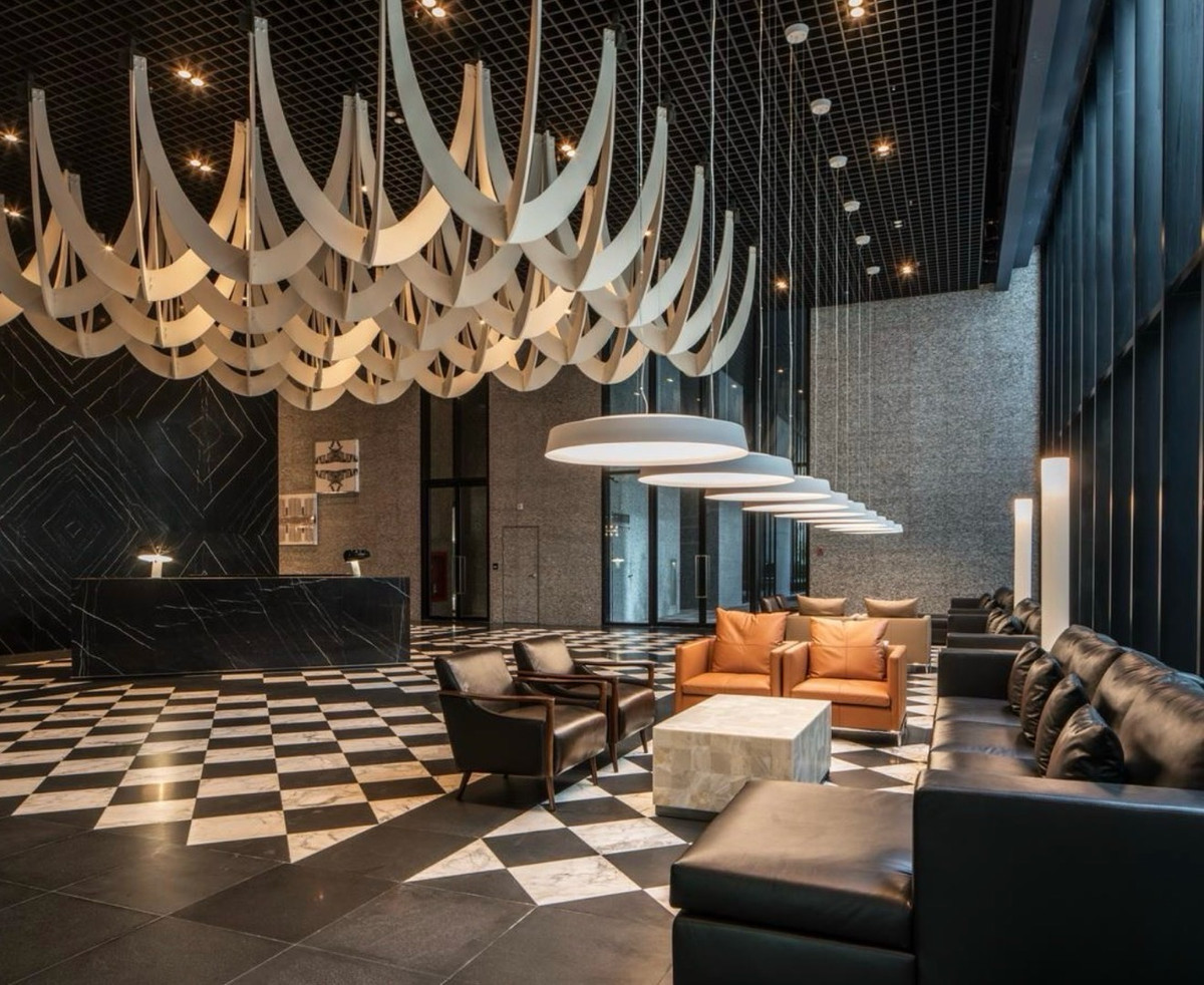 For RentCondoWitthayu, Chidlom, Langsuan, Ploenchit : 🔥For Rent Now🔥 Noble Ploenchit. Spacious and airy room with complete built-in furniture. Ready to move in! ❗