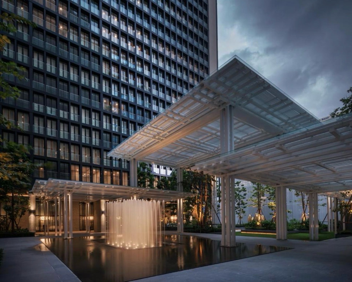 For RentCondoWitthayu, Chidlom, Langsuan, Ploenchit : 🔥For Rent Now🔥 Noble Ploenchit. Spacious and airy room with complete built-in furniture. Ready to move in! ❗