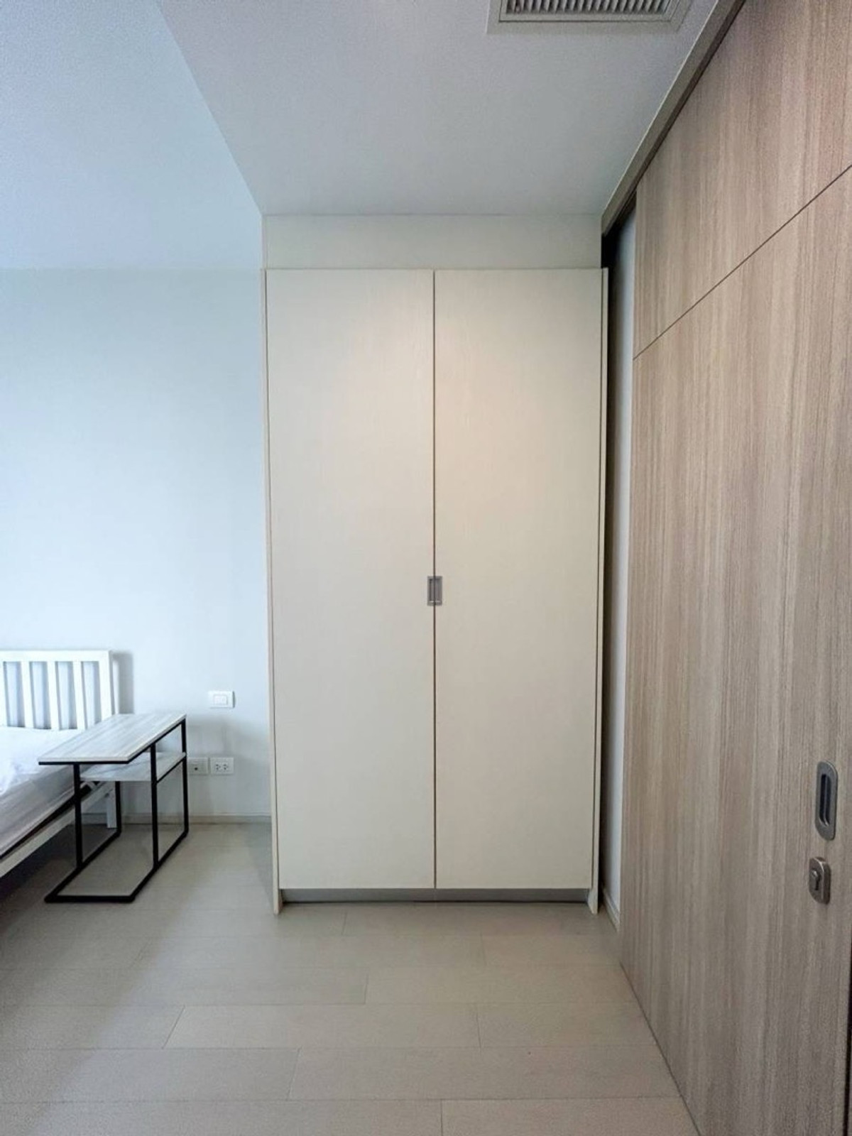 For RentCondoWitthayu, Chidlom, Langsuan, Ploenchit : 🔥For Rent Now🔥 Noble Ploenchit. Spacious and airy room with complete built-in furniture. Ready to move in! ❗