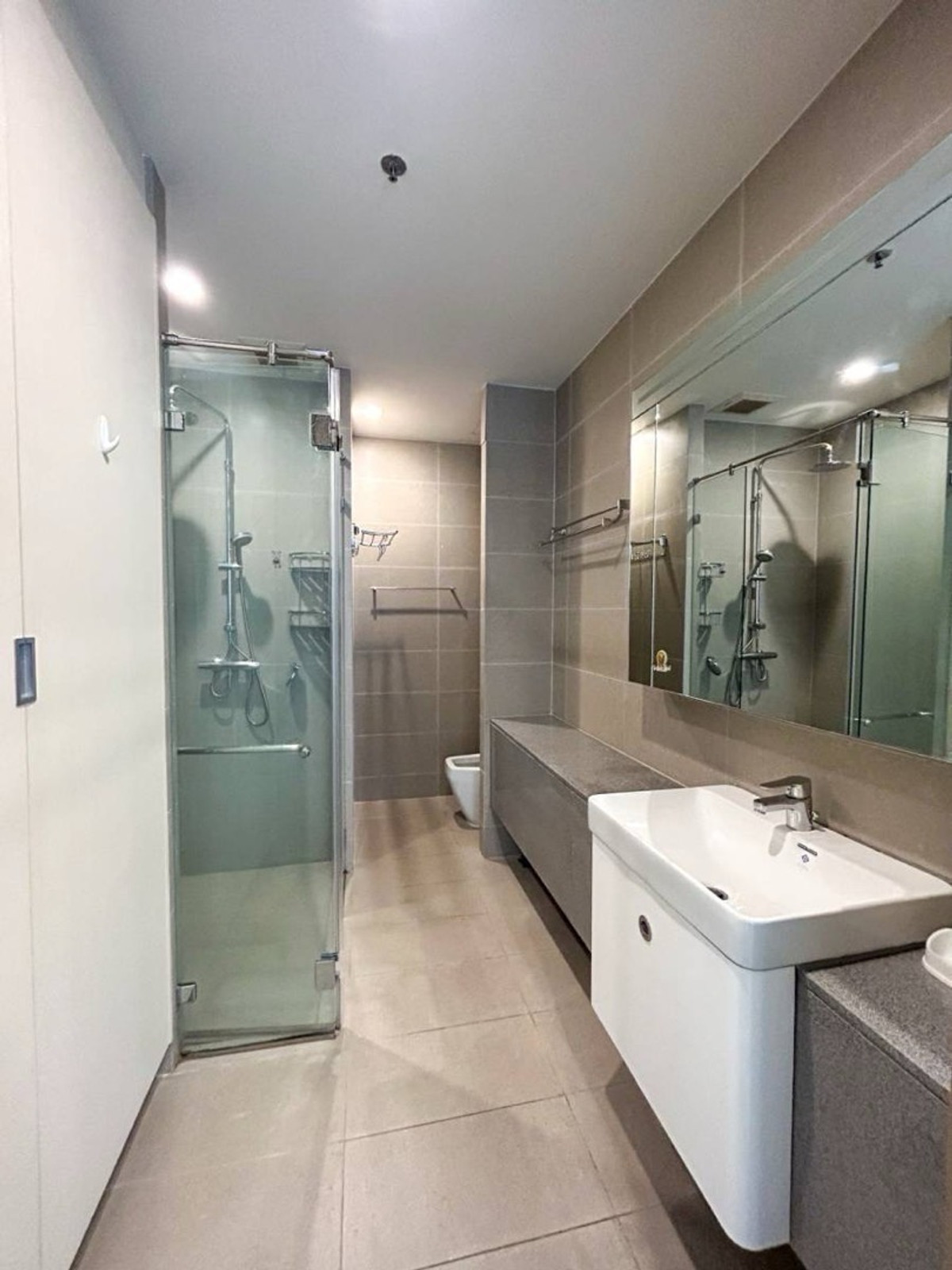For RentCondoWitthayu, Chidlom, Langsuan, Ploenchit : 🔥For Rent Now🔥 Noble Ploenchit. Spacious and airy room with complete built-in furniture. Ready to move in! ❗