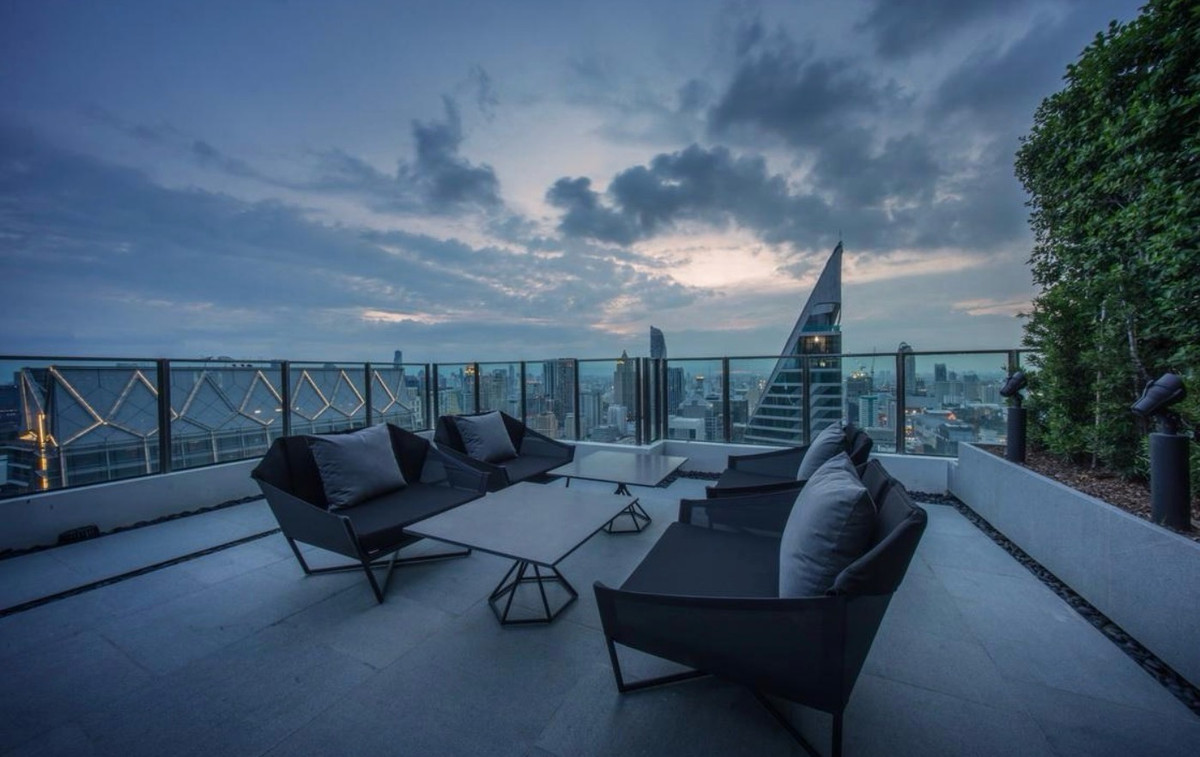 For RentCondoWitthayu, Chidlom, Langsuan, Ploenchit : 🔥For Rent Now🔥 Noble Ploenchit. Spacious and airy room with complete built-in furniture. Ready to move in! ❗