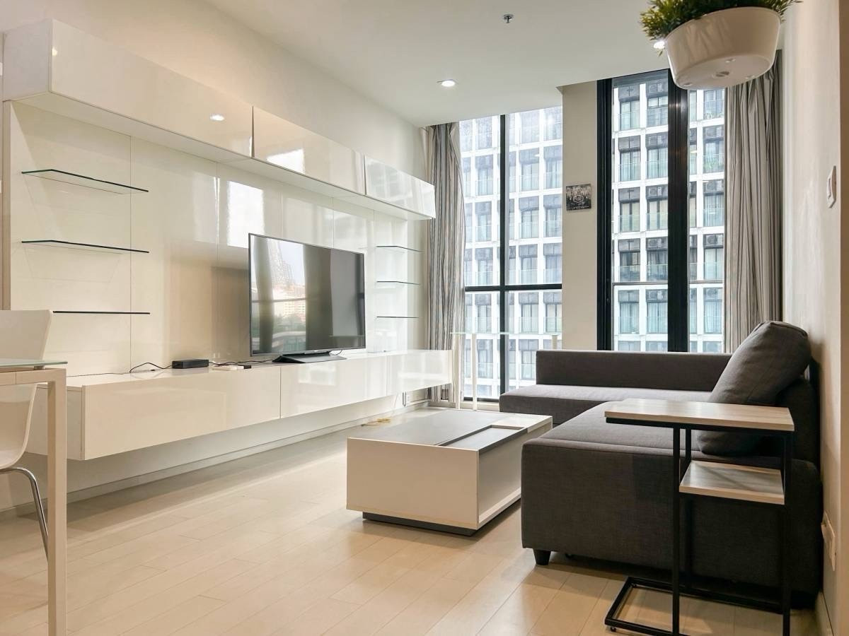 For RentCondoWitthayu, Chidlom, Langsuan, Ploenchit : 🔥For Rent Now🔥 Noble Ploenchit. Spacious and airy room with complete built-in furniture. Ready to move in! ❗