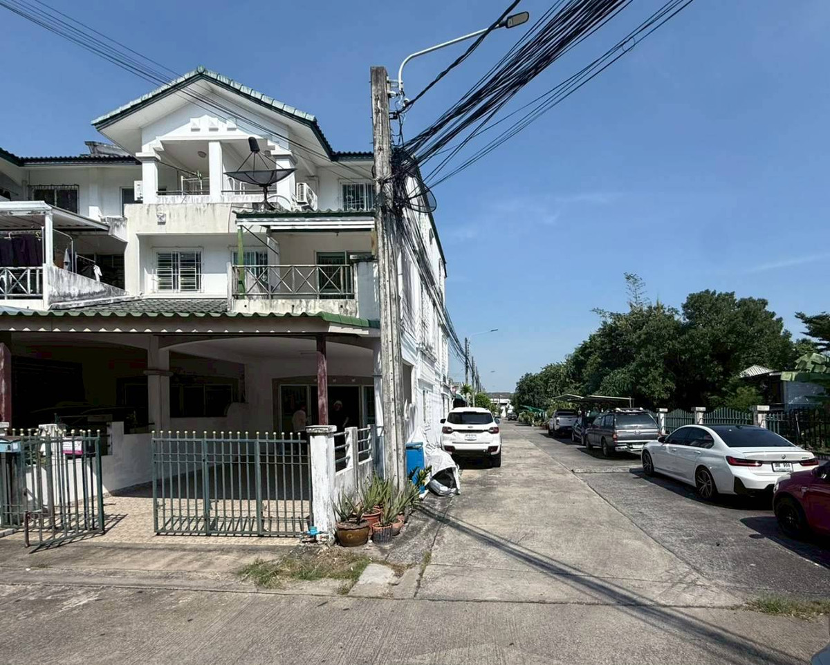 For SaleTownhomeNawamin, Ramindra : Townhouse for sale Montienthip Village, Khubon 1 (Baan Montaintip), corner house near the BTS. Ramintra Station Km.9