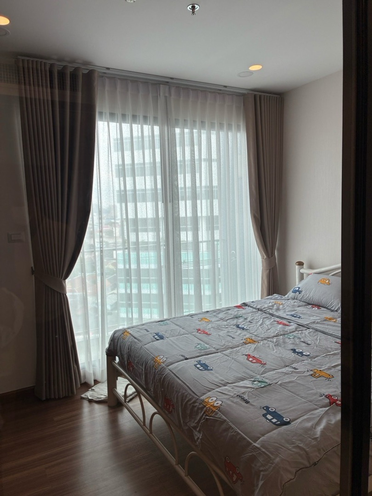 For RentCondoWongwianyai, Charoennakor : Condo for rent next to the Golden Line MRT station, near Icon Siam, room view sees the Chao Phraya River. The balcony faces north.