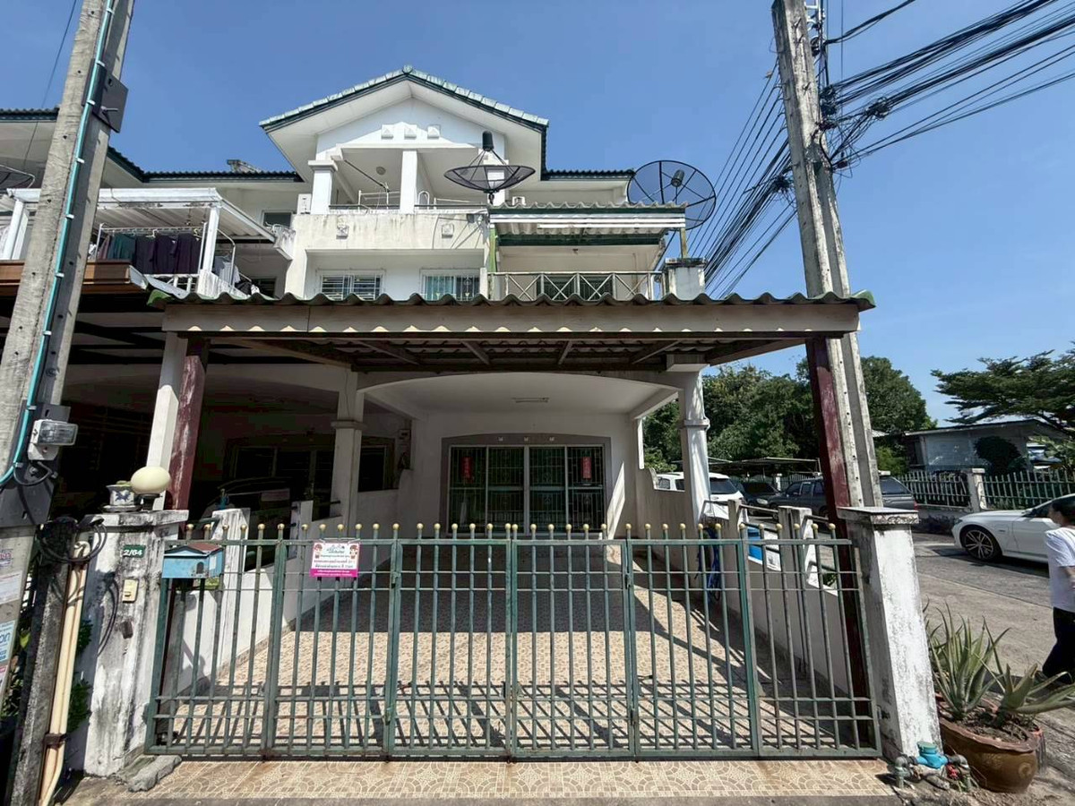 For SaleTownhomeNawamin, Ramindra : Townhouse for sale Montienthip Village, Khubon 1 (Baan Montaintip), corner house near the BTS. Ramintra Station Km.9