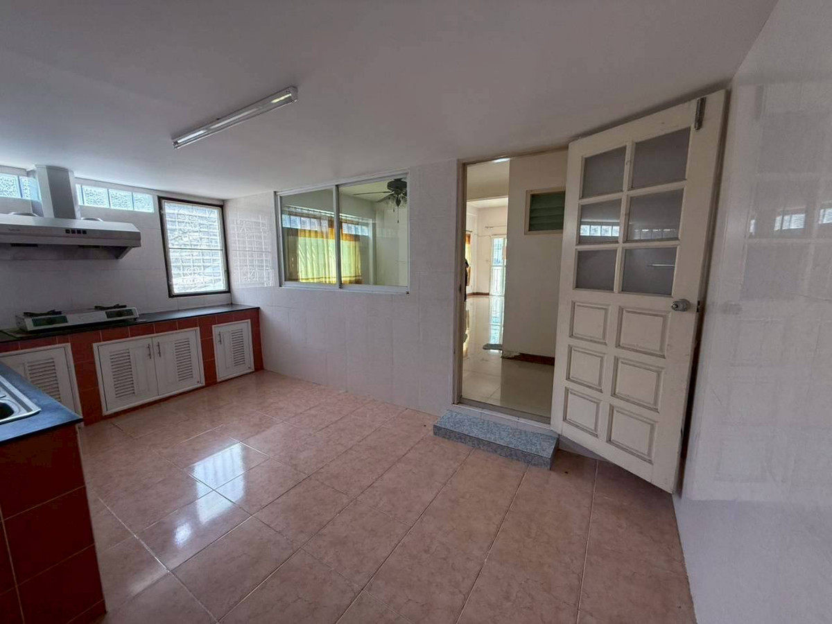 For SaleTownhomeNawamin, Ramindra : Townhouse for sale Montienthip Village, Khubon 1 (Baan Montaintip), corner house near the BTS. Ramintra Station Km.9