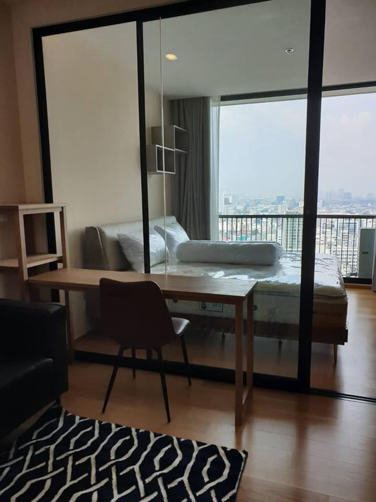 For RentCondoSathorn, Narathiwat : urgent! Noble Revo Silom, best price, few steps to BTS Surasak.