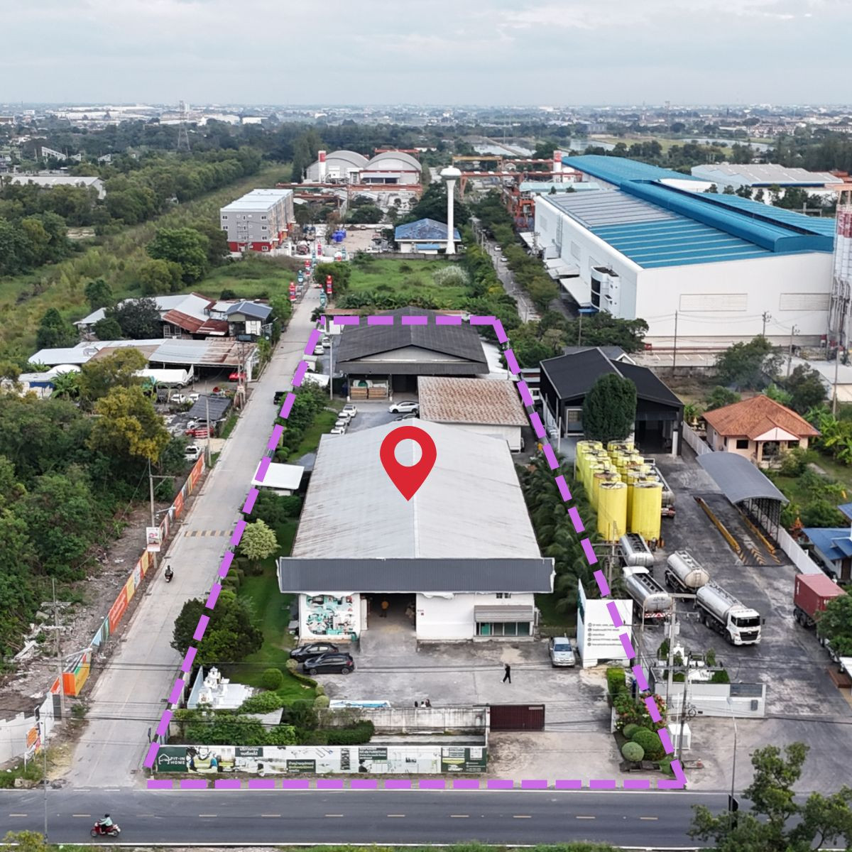 ขายโรงงานปทุมธานี รังสิต ธรรมศาสตร์ : ขายที่ดินพร้อมโรงงาน โกดัง และสำนักงาน — ทำเลลำลูกกา ปทุมธานี (พื้นที่สีม่วง + ใบอนุญาต รง.2) เหมาะสำหรับทำโรงงาน / ศูนย์กระจายสินค้า / ขยายกิจการทันที เนื้อที่รวม 4 ไร่ 2 งาน 92 ตารางวา 