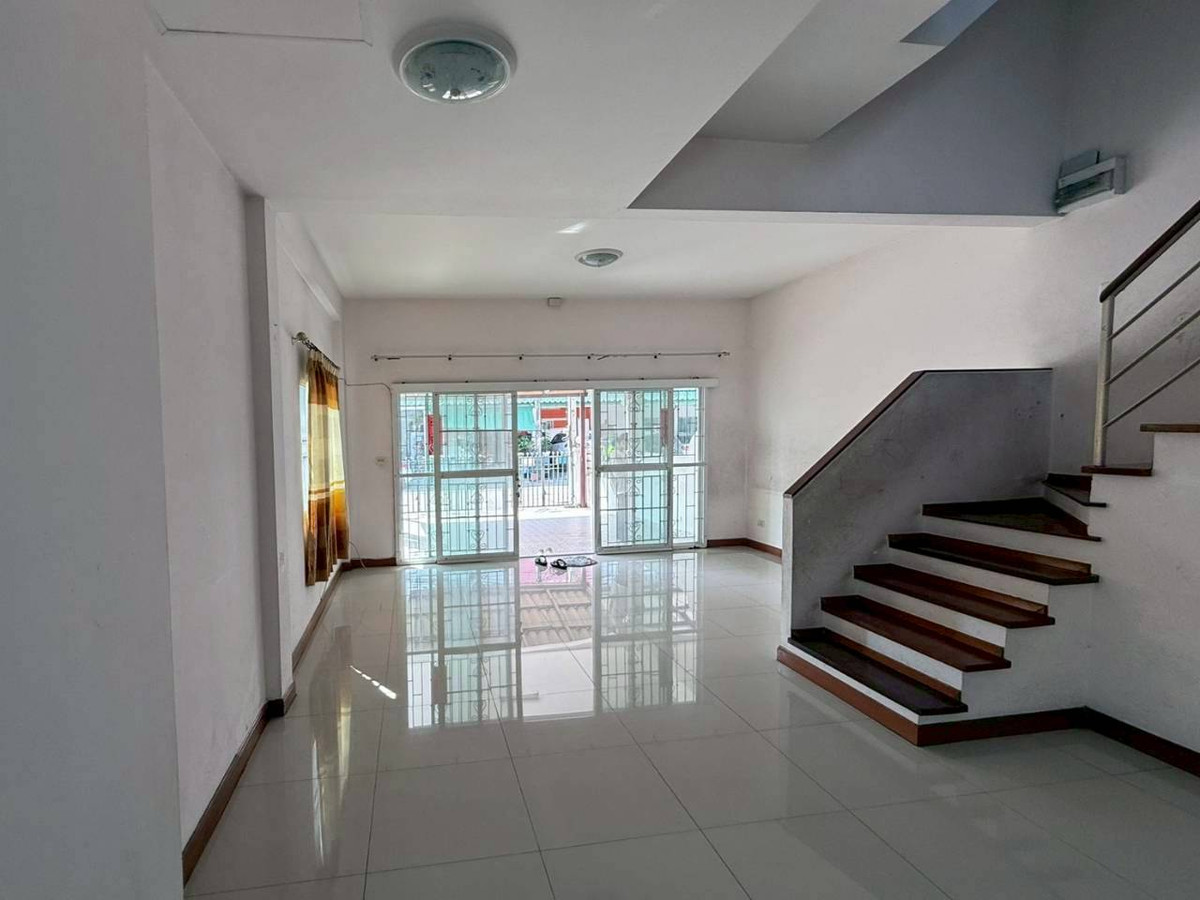 For SaleTownhomeNawamin, Ramindra : Townhouse for sale Montienthip Village, Khubon 1 (Baan Montaintip), corner house near the BTS. Ramintra Station Km.9