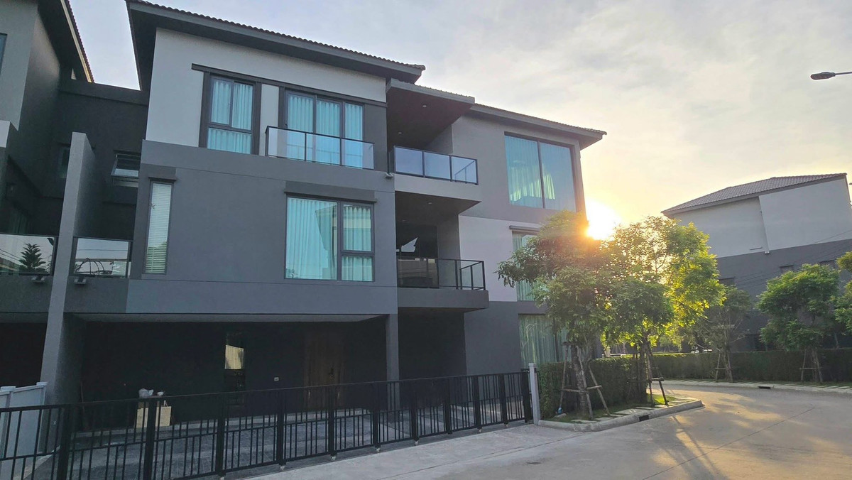 For RentHouse : ME2500276 ให้เช่าบ้านหรู 3 ชั้น บ้านกลางเมือง ดิอิดิชั่น บางนา ใกล้ MEGA บางนา