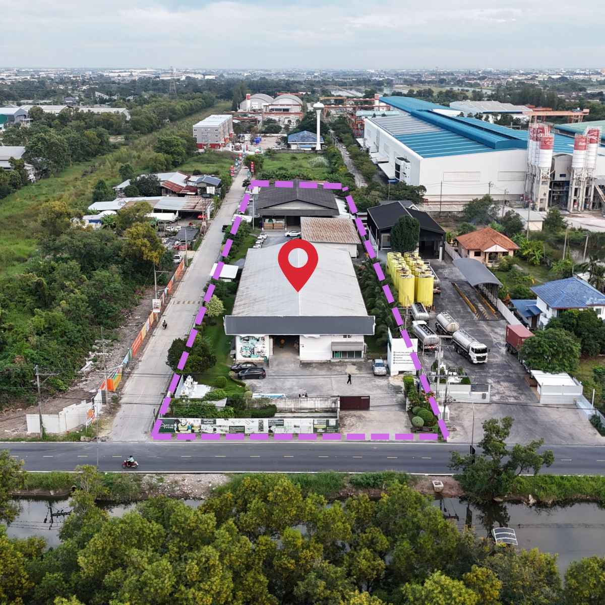 ขายโรงงานปทุมธานี รังสิต ธรรมศาสตร์ : ขายที่ดินพร้อมโรงงาน โกดัง และสำนักงาน — ทำเลลำลูกกา ปทุมธานี (พื้นที่สีม่วง + ใบอนุญาต รง.2) เหมาะสำหรับทำโรงงาน / ศูนย์กระจายสินค้า / ขยายกิจการทันที เนื้อที่รวม 4 ไร่ 2 งาน 92 ตารางวา 