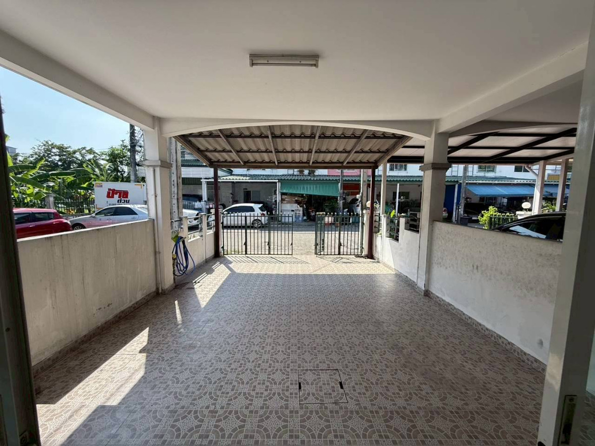 For SaleTownhomeNawamin, Ramindra : Townhouse for sale Montienthip Village, Khubon 1 (Baan Montaintip), corner house near the BTS. Ramintra Station Km.9