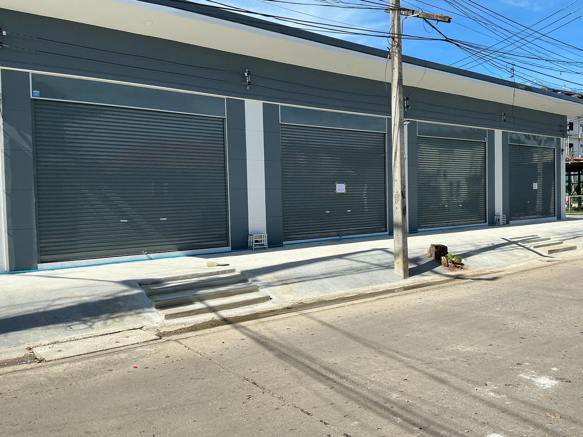 For RentShop HouseChachoengsao : Newly built one-story commercial building for rent, Chulalanan Road. Located next to Chachoengsao Government Center. 10,000 baht/month