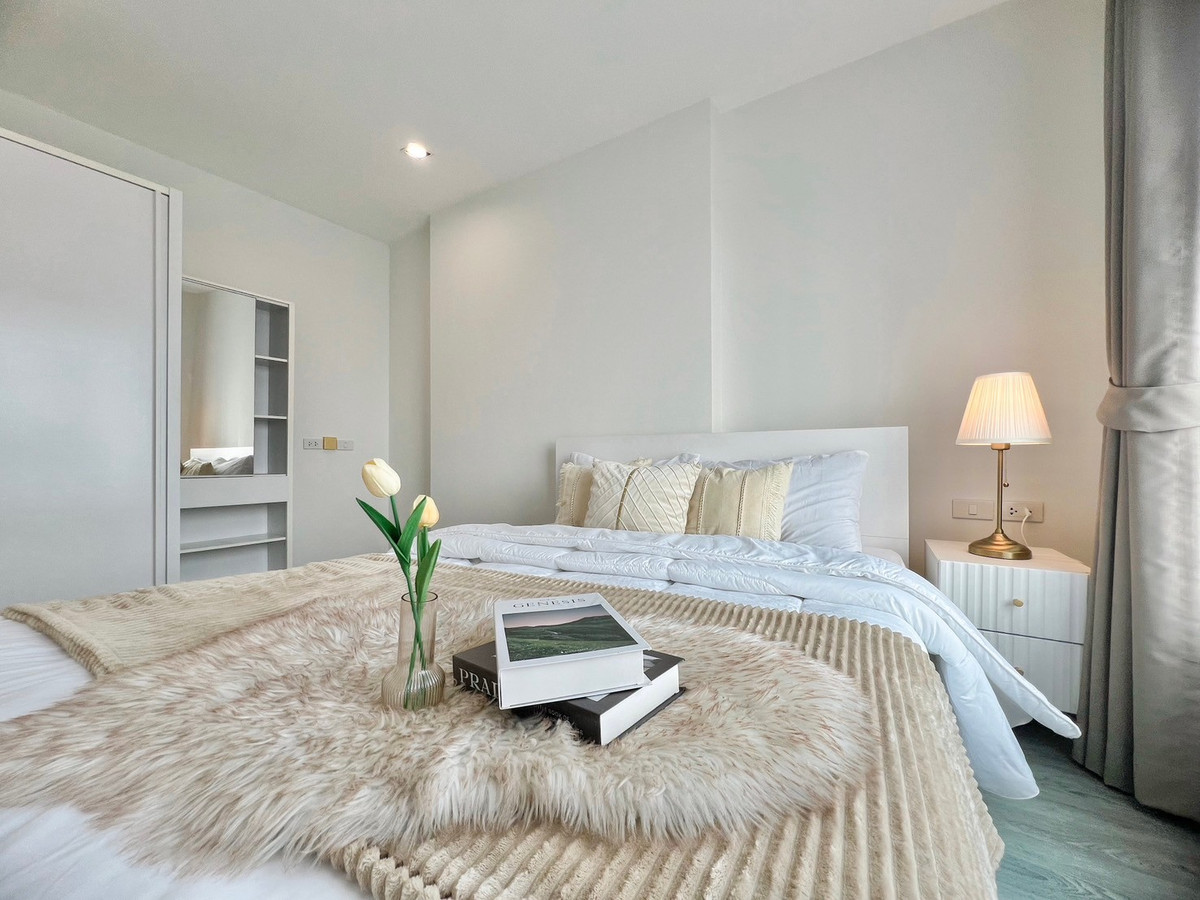 For RentCondoPattanakan, Srinakarin : Condo for rent, Rich Park Triple Station. Tall building view room Near Hua Mak BTS station