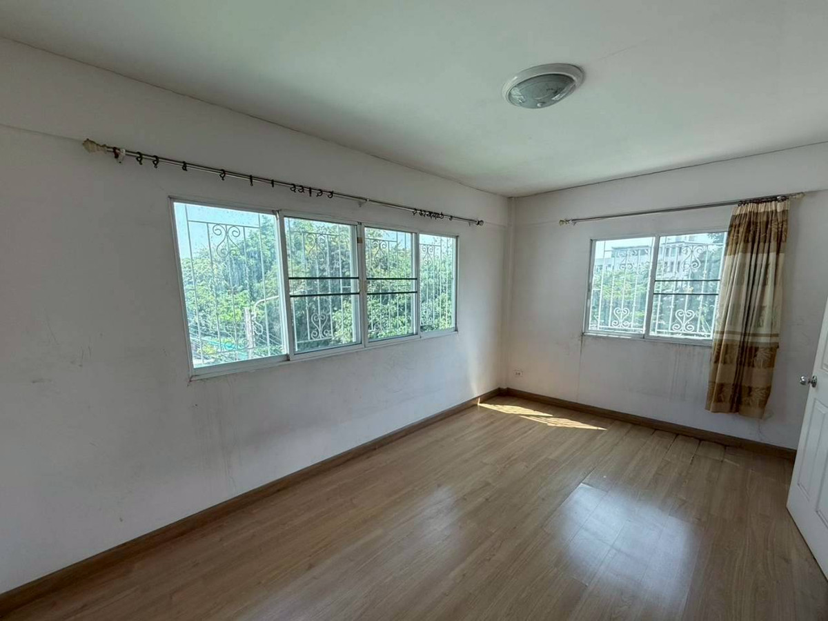 For SaleTownhomeNawamin, Ramindra : Townhouse for sale Montienthip Village, Khubon 1 (Baan Montaintip), corner house near the BTS. Ramintra Station Km.9