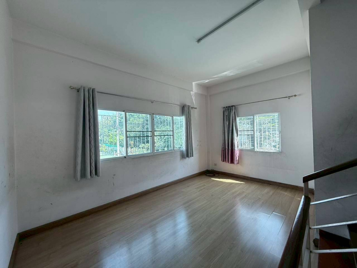 For SaleTownhomeNawamin, Ramindra : Townhouse for sale Montienthip Village, Khubon 1 (Baan Montaintip), corner house near the BTS. Ramintra Station Km.9