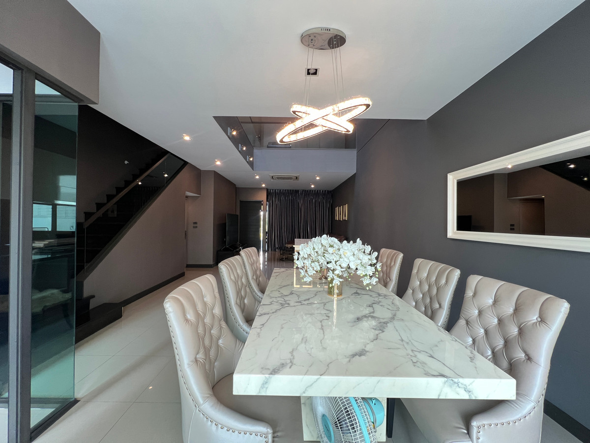 For RentTownhomeKaset Nawamin,Ladplakao : RH115125 Luxury house for rent, The landmark Ekkamai-Ramindra project. The house is decorated and ready to move in.