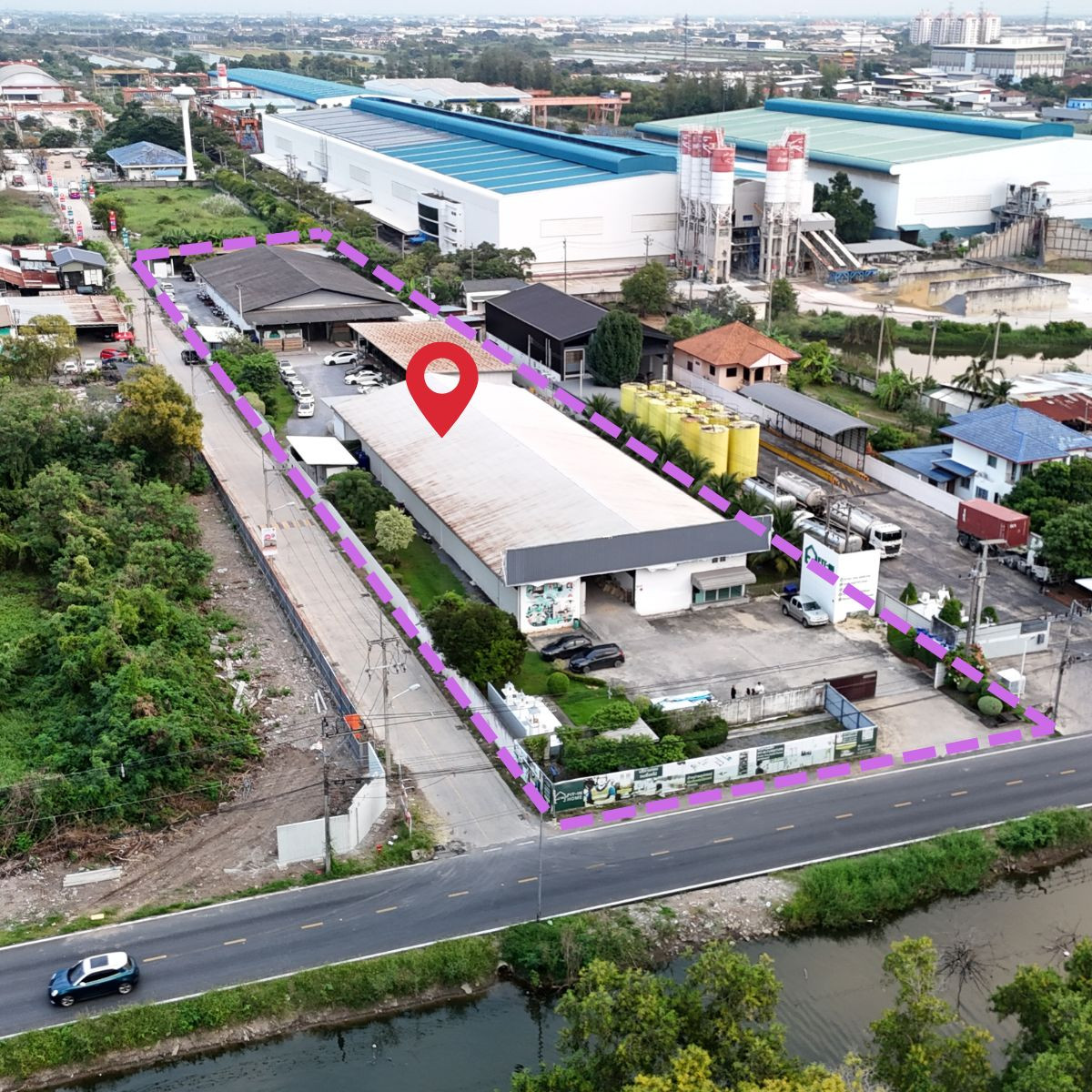 ขายโรงงานปทุมธานี รังสิต ธรรมศาสตร์ : ขายที่ดินพร้อมโรงงาน โกดัง และสำนักงาน — ทำเลลำลูกกา ปทุมธานี (พื้นที่สีม่วง + ใบอนุญาต รง.2) เหมาะสำหรับทำโรงงาน / ศูนย์กระจายสินค้า / ขยายกิจการทันที เนื้อที่รวม 4 ไร่ 2 งาน 92 ตารางวา 