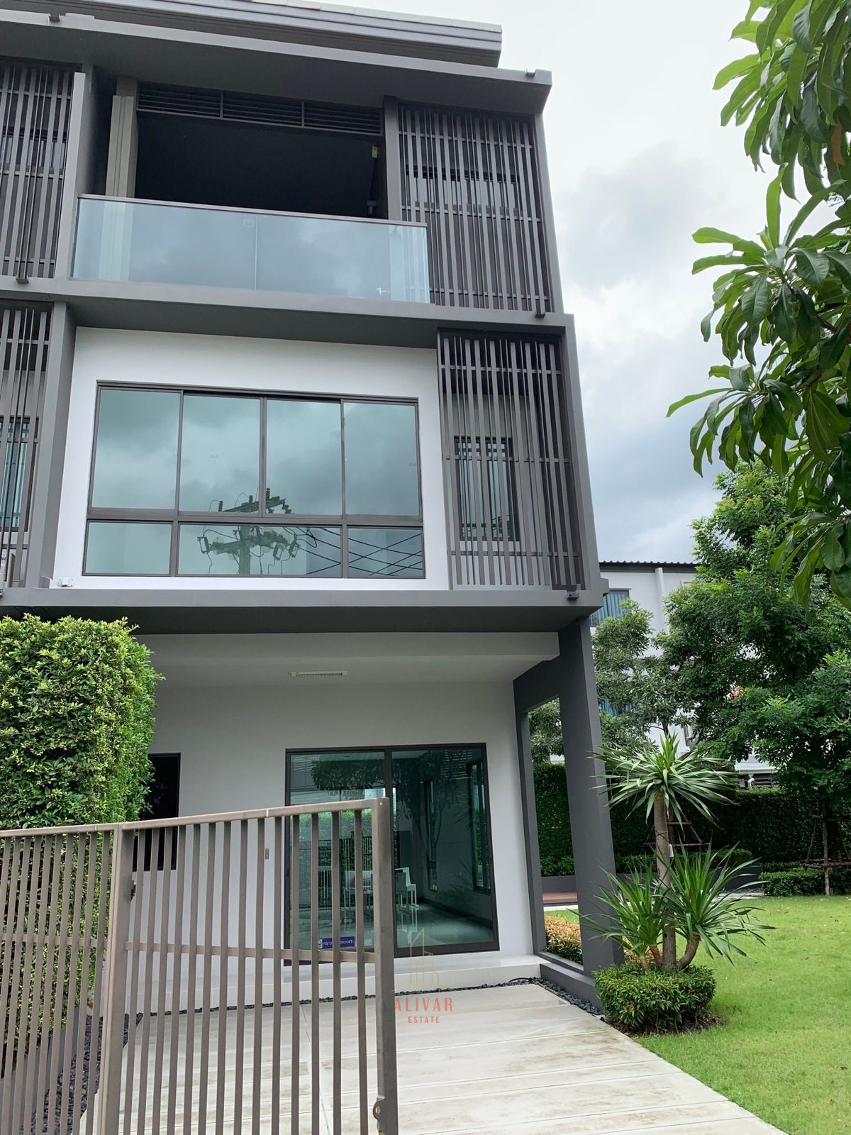 For RentTownhomeKaset Nawamin,Ladplakao : RH115025 Townhome for rent, 3 floors, 3 bedrooms, with garden area at LANDMARK EKAMAI-RAMINDRA.