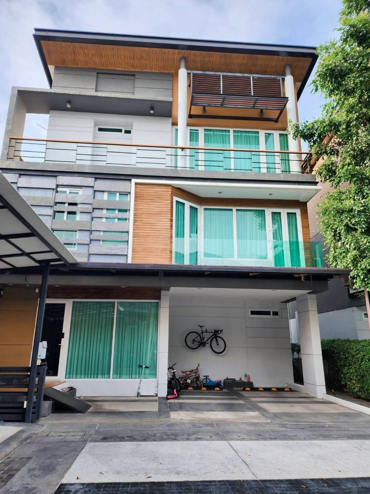 For RentHouseLadprao, Central Ladprao : For rent, 3-story detached house, The Gallery House, Lat Phrao 15, near Central Lat Phrao, BTS.
