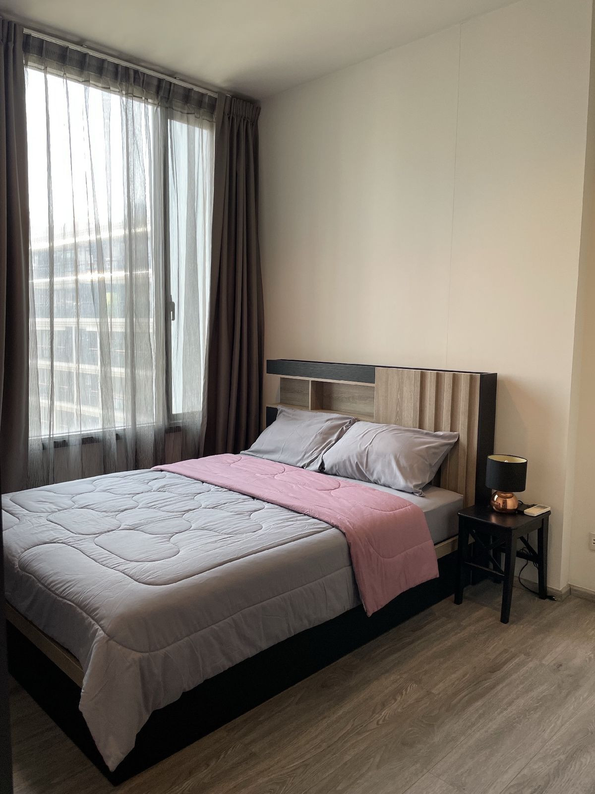 For RentCondoSukhumvit, Asoke, Thonglor : For rent Edge Sukhumvit 23 beautiful room ready to move in comfortable color tones convenient travel near MRT Sukhumvit.