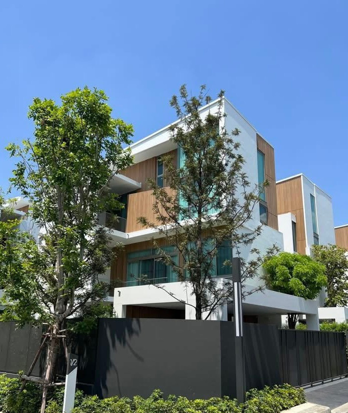 For RentHousePattanakan, Srinakarin : ✨ VIVE RAMA 9 — Modern design luxury home Peaceful atmosphere in the heart of the city ✨