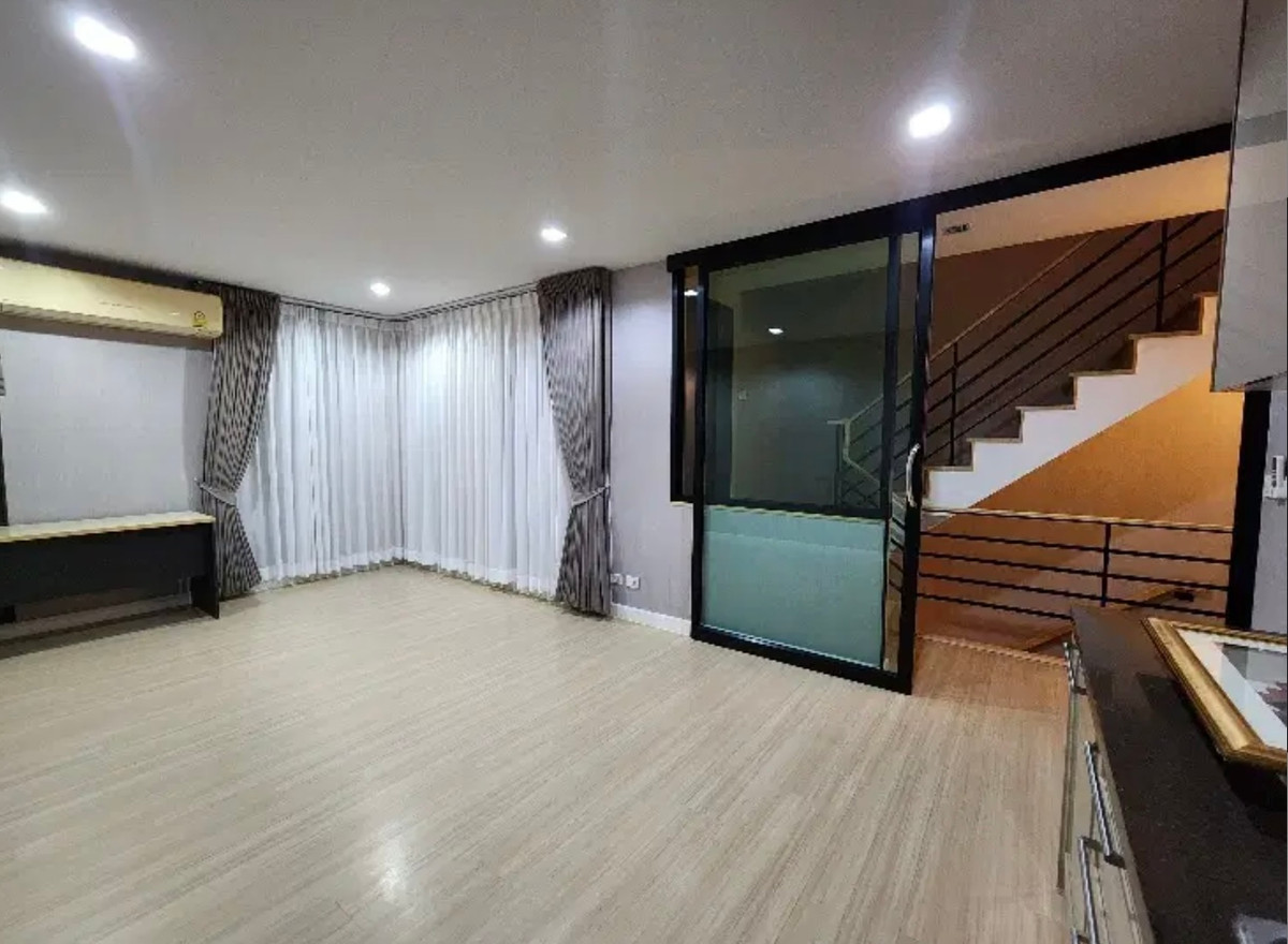 ให้เช่าทาวน์โฮมสมุทรปราการ สำโรง : เช่าทาวน์โฮม 3 ชั้น ม.เฟล็ก บางนา สวย ทำเลดี ใกล้ ศูนย์การค้าเมกะ บางนา สนใจแอตไลน์ครับ@841qqlnr