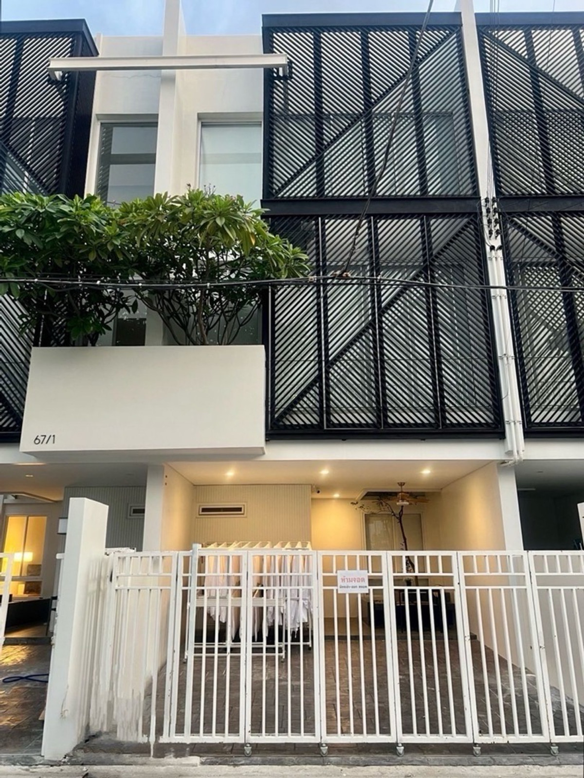 ให้เช่าทาวน์โฮมอ่อนนุช อุดมสุข : 🔥FOR RENT ราคาพิเศษ 60K🔥
#ทาวน์โฮมสร้างใหม่ เครื่องใช้ไฟฟ้า + เฟอร์นิเจอร์ครบ พร้อมเข้าอยู่ได้เล๊ยย เหมาะสำหรับอยู่อาศัย ทำเล ใจกลางเมืองสุขุมวิท   เข้าออกได้หลายเส้นทาง ซอยสุขุมวิท 93 และถนนอ่อนนุช 