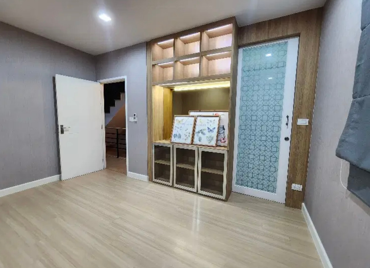 ให้เช่าทาวน์โฮมสมุทรปราการ สำโรง : เช่าทาวน์โฮม 3 ชั้น ม.เฟล็ก บางนา สวย ทำเลดี ใกล้ ศูนย์การค้าเมกะ บางนา สนใจแอตไลน์ครับ@841qqlnr