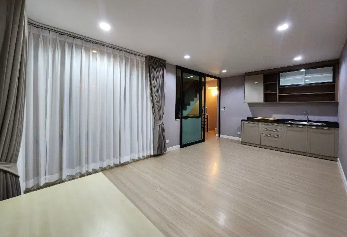 ให้เช่าทาวน์โฮมสมุทรปราการ สำโรง : เช่าทาวน์โฮม 3 ชั้น ม.เฟล็ก บางนา สวย ทำเลดี ใกล้ ศูนย์การค้าเมกะ บางนา สนใจแอตไลน์ครับ@841qqlnr