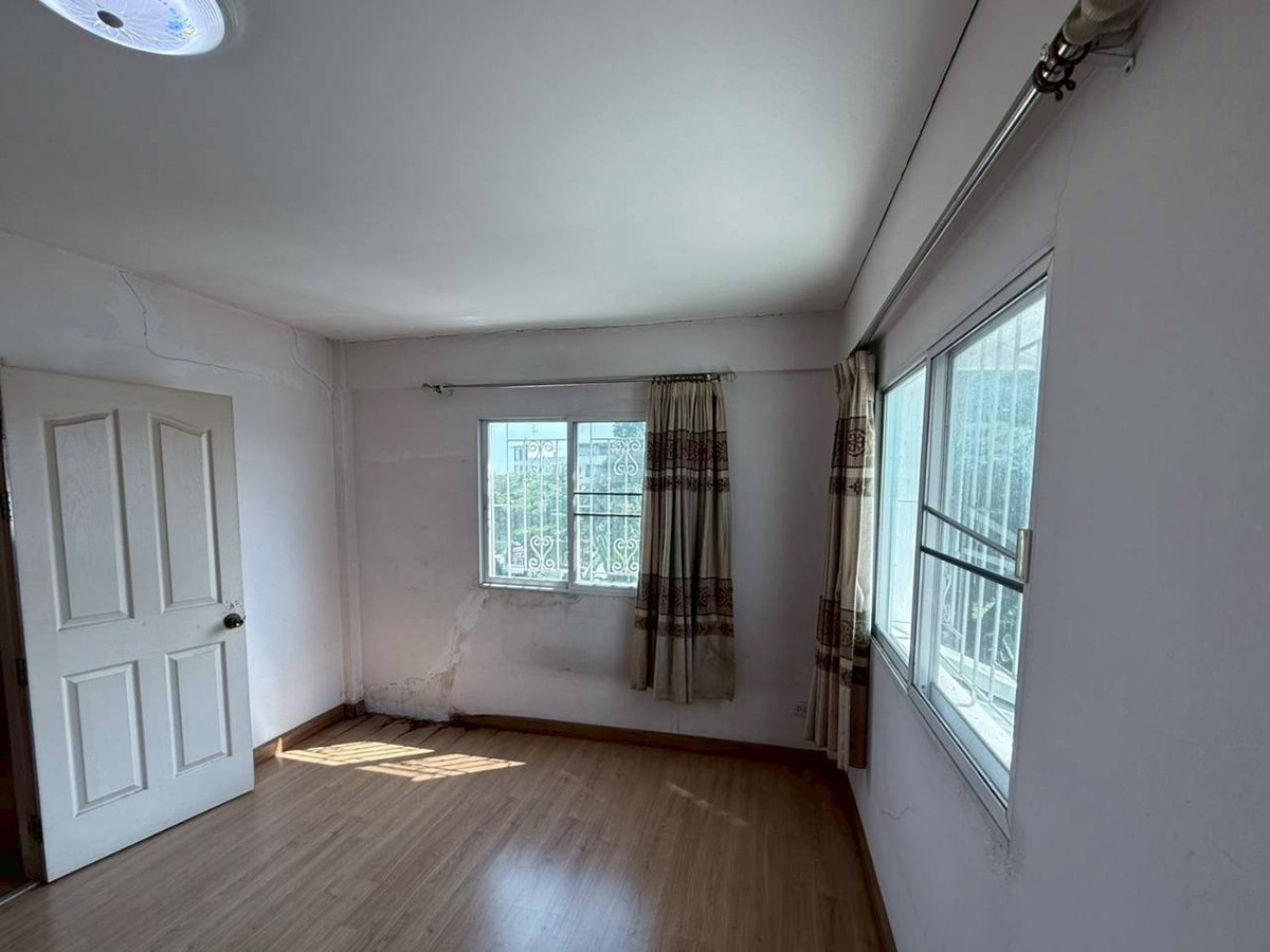 For SaleTownhomeNawamin, Ramindra : Townhouse for sale Montienthip Village, Khubon 1 (Baan Montaintip), corner house near the BTS. Ramintra Station Km.9