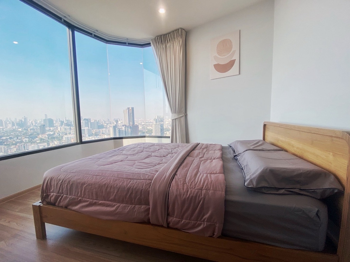 For RentCondoOnnut, Udomsuk : Corner room with curved glass, panoramic view Fully furnished, electrical appliances with WIFI, price 33,000฿✨