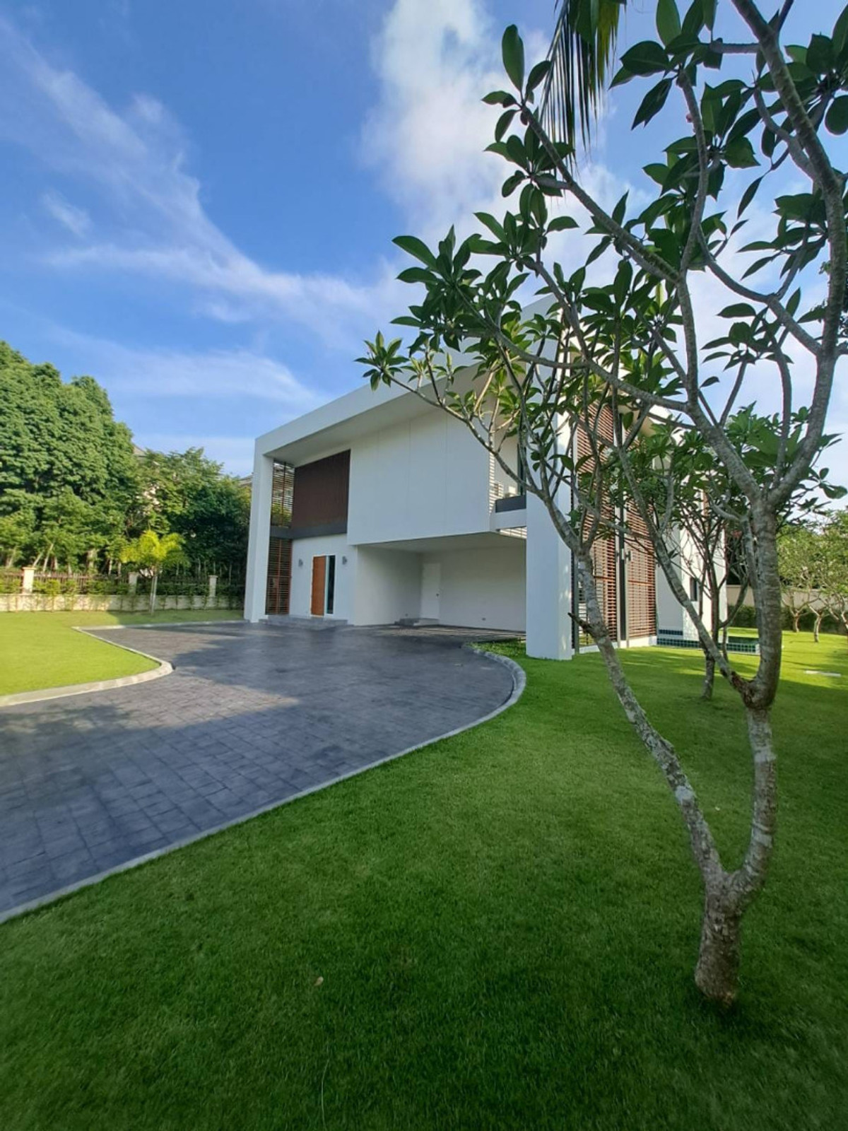 For SaleHousePattaya, Bangsaen, Chonburi : Two-storey house decorated in a modern style with a private swimming pool in a seaside project, Baan Talay Pattaya.