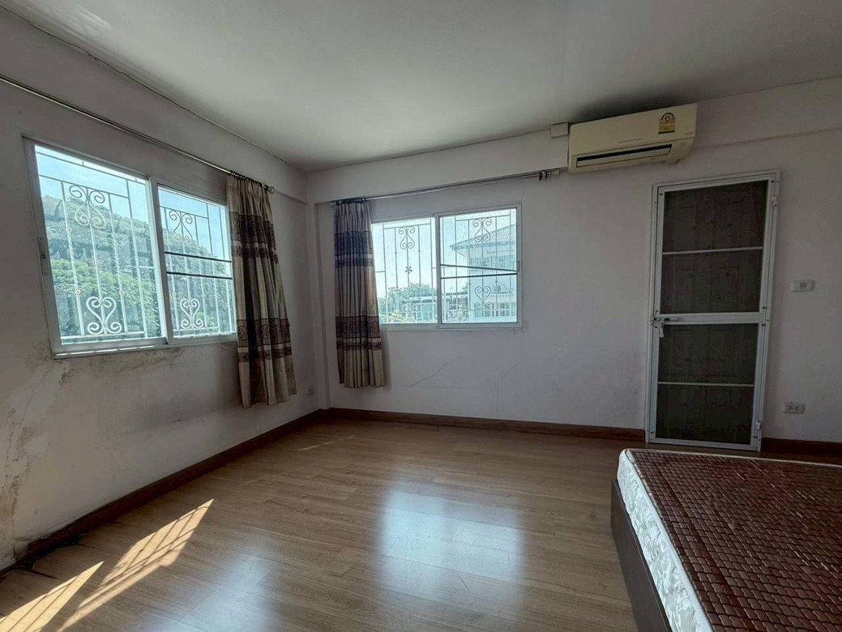 For SaleTownhomeNawamin, Ramindra : Townhouse for sale Montienthip Village, Khubon 1 (Baan Montaintip), corner house near the BTS. Ramintra Station Km.9