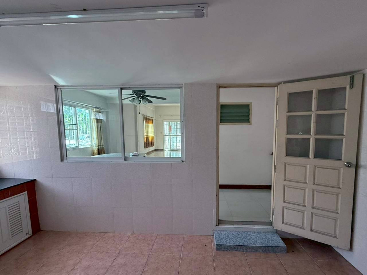 For SaleTownhomeNawamin, Ramindra : Townhouse for sale Montienthip Village, Khubon 1 (Baan Montaintip), corner house near the BTS. Ramintra Station Km.9