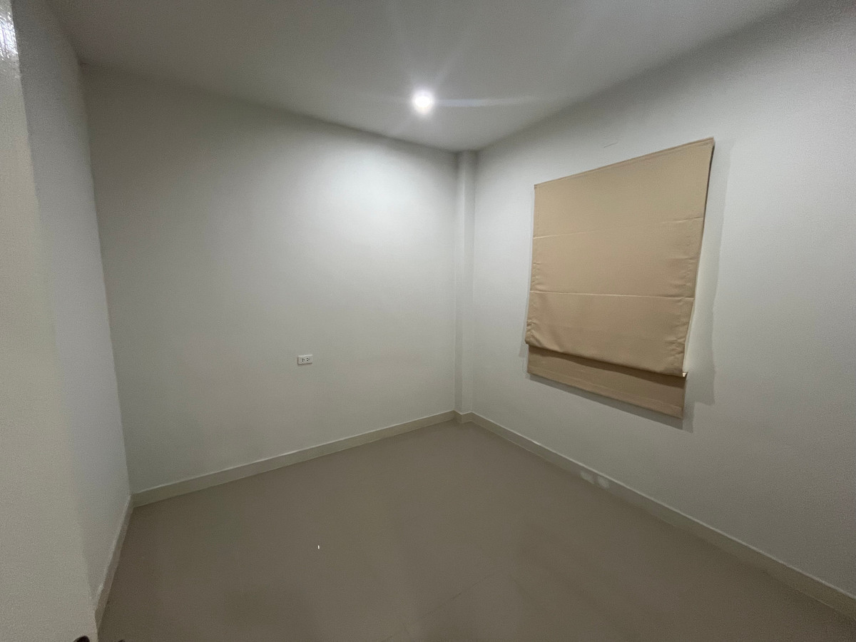 For SaleHousePathum Thani,Rangsit, Thammasat : Urgent sale 🏡 2-story semi-detached house for sale, ready to move in, The Pride Village, Rangsit-Khlong 3, 4.29 MB ALLIN, price negotiable.