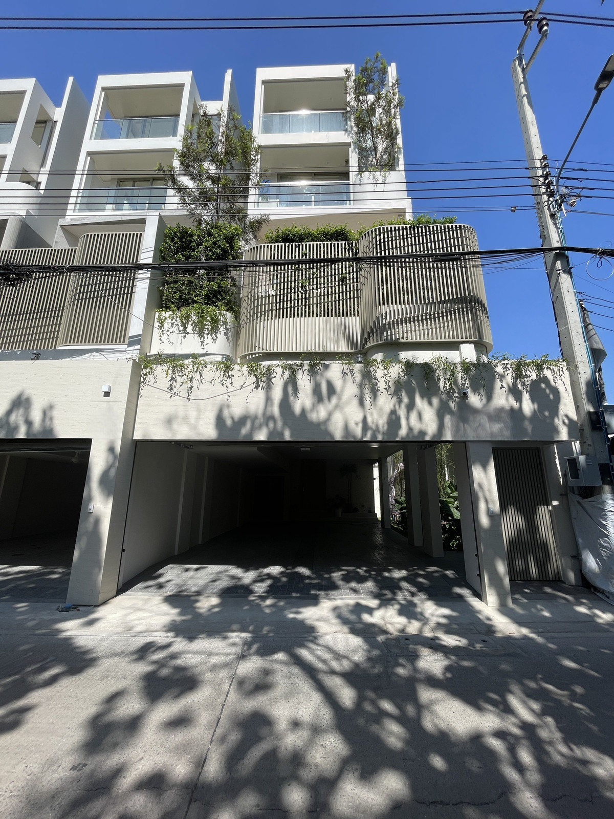 ขายบ้านสุขุมวิท อโศก ทองหล่อ : ขาย Luka Courtyard Ekamai — บ้านหรูสไตล์ Courtyard Living ใจกลางเอกมัย บ้านหรู 5 ห้องนอน 6 ห้องน้ำ ใกล้เอกมัยเพียง 1 นาที ให้ทุกวันเป็นวันพักผ่อนในบ้านที่ออกแบบเพื่อความสบายแท้จริง เลือกมุมโปรดได้ทั้งสระว่ายน้ำส่วนตัวหรือสวนส่วนตัว