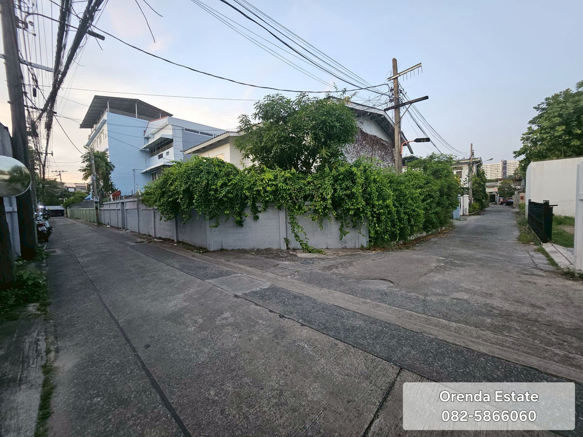 For SaleLandRama 8, Samsen, Ratchawat : Beautiful land for sale, corner plot 122 sq m. with building, 2-story wooden house, very good location, Soi Ongkharak, connected to Samsen, Dusit, Ratchawithi.