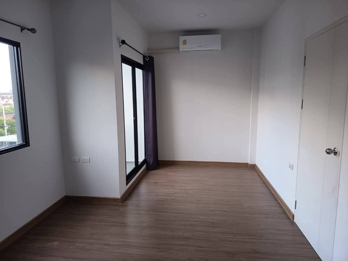 For RentTownhomeSamut Prakan,Samrong : Urgently for rent: 3-story townhome at Lumpini Town Place Sukhumvit-Srinakarin (Soi Dan Samrong, opposite Imperial Samrong)